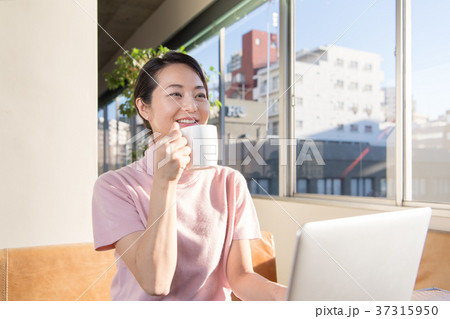 フリーランス ノートパソコン 女性 マグカップの写真素材 Pixta
