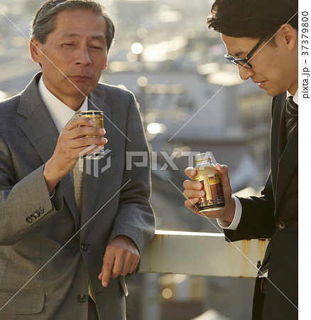 缶コーヒー 飲むの写真素材