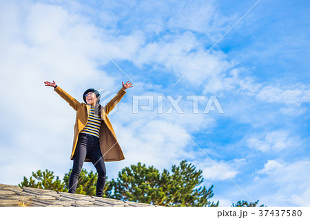 女性 女 人物 土手の写真素材