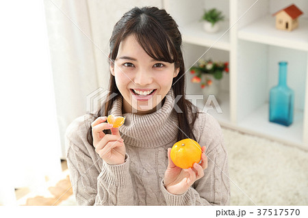 みかん 女性 食べる 果物の写真素材