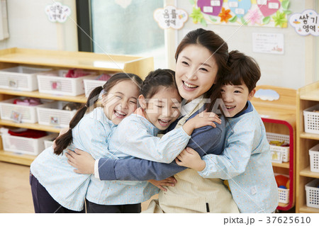 先生ハグの写真素材