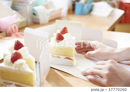 ケーキ屋 ショートケーキ ケーキ 箱詰めの写真素材