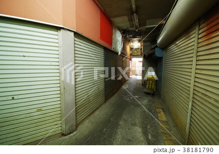 細道 シャッター 路地 路地裏の写真素材