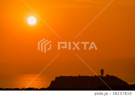 太陽 シルエットの写真素材