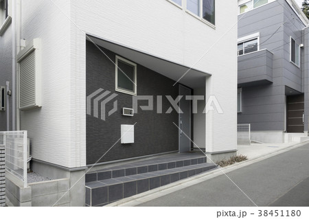 狭小住宅 玄関アプローチ 玄関 アプローチの写真素材