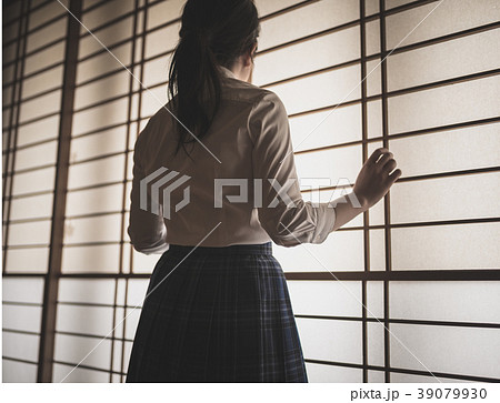 女の子 寂しい 後姿 悲しいの写真素材