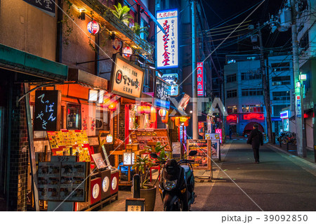 繁華街 赤提灯 夜 神戸の写真素材