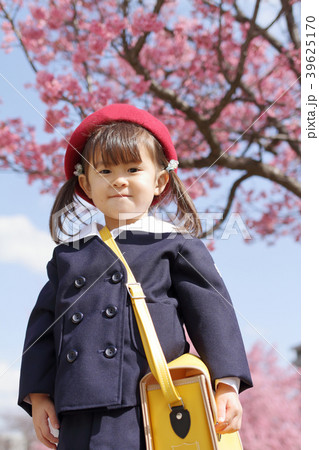 ベレー帽 幼稚園 幼稚園児 制服の写真素材 - PIXTA