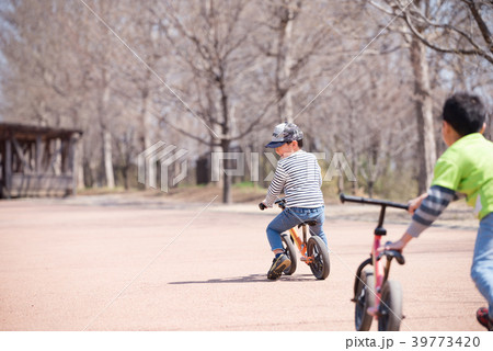 子供 自転車 乗る 後ろ姿の写真素材