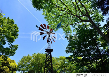 揚水風車の写真素材