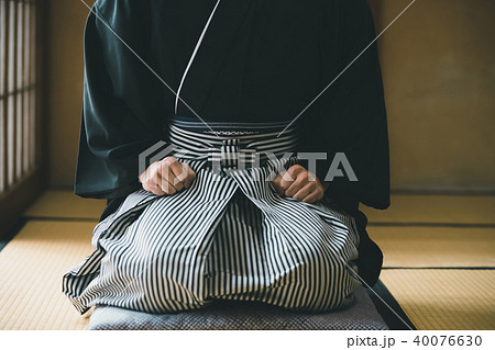 正座 男性 袴 和服の写真素材