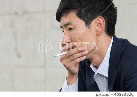 男性 喫煙 タバコ 横顔の写真素材