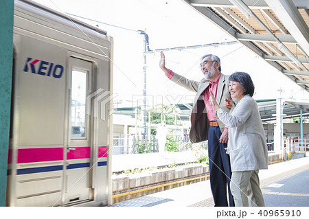 電車 ホーム 見送り 女性の写真素材