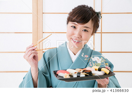 握り寿司 寿司 食べる 女性の写真素材