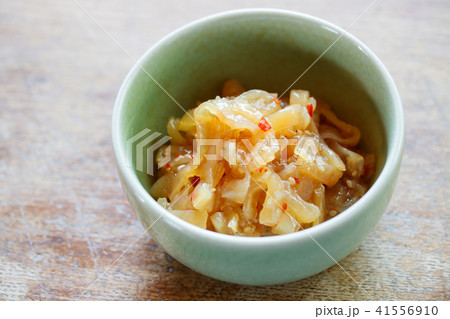 おつまみ 中華クラゲ 器 食べ物の写真素材