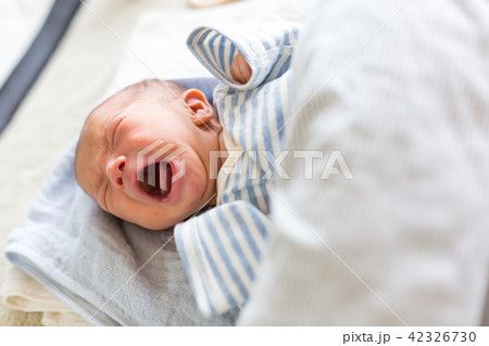 泣く新生児の写真素材