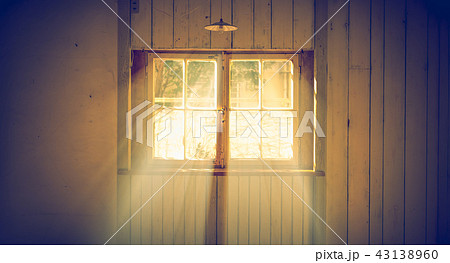 窓際 窓辺 窓 幻想的の写真素材