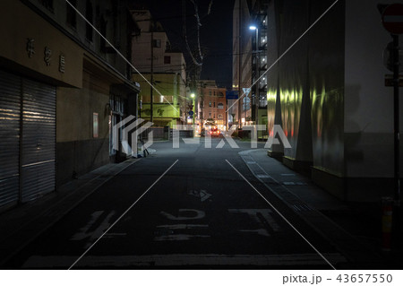 夜 路地裏 静か 光の写真素材