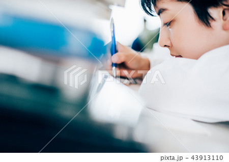 大学生 男性 レポート 書くの写真素材