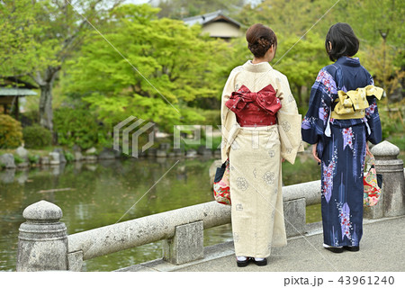 女性 着物 後ろ姿 池の写真素材
