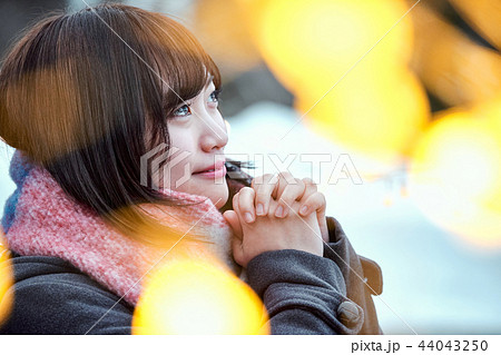 祈る 女性 人物 綺麗の写真素材