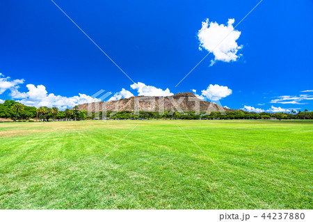 ハワイ ダイヤモンドヘッド カピオラニ公園 青空の写真素材