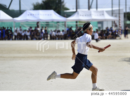 中学生 運動会 リレー 子供 バトンの写真素材 中学生 運動会 リレー 子供 バトンの写真素材
