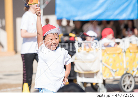 子供 幼児 ダンス 運動会 保育園の写真素材