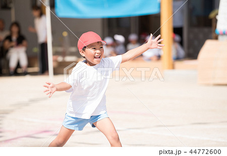 子供 幼児 ダンス 運動会 保育園の写真素材