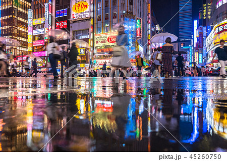 繁華街 歓楽街 雨 夜の写真素材