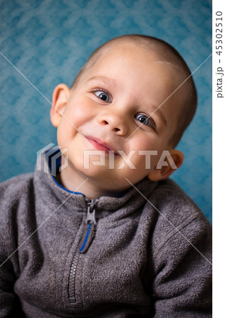 少年 笑顔 坊主 子供 かわいいの写真素材