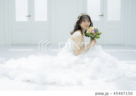 ウェディングドレス 座る 人物 女性の写真素材