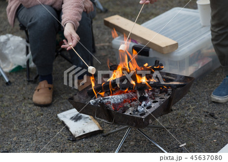 キャンプ 焚き火 マシュマロ 焼くの写真素材