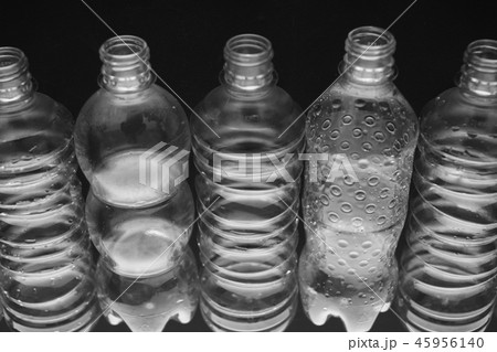 潰れたペットボトルの写真素材 - PIXTA