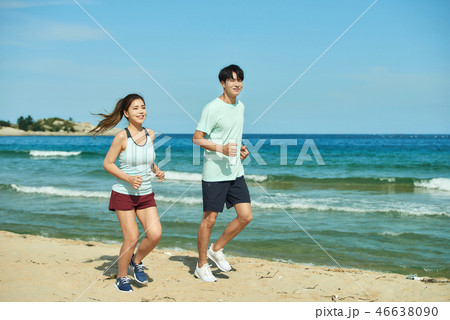 海 カップル ビーチ 韓国人の写真素材