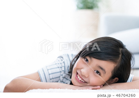 寝そべる 女の子の写真素材