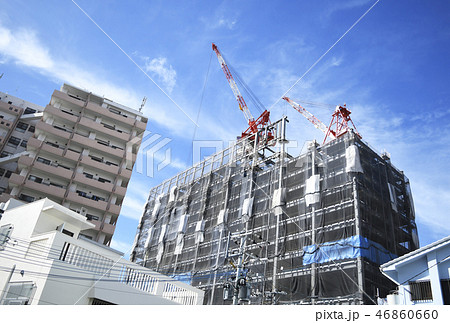 建設イメージ 建設 建築 クレーン 青空 高層ビル 沖縄県 那覇市の写真素材