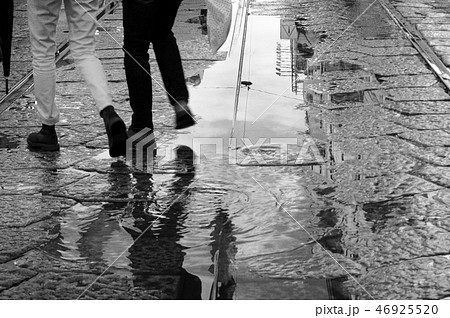 水たまりに映るの写真素材