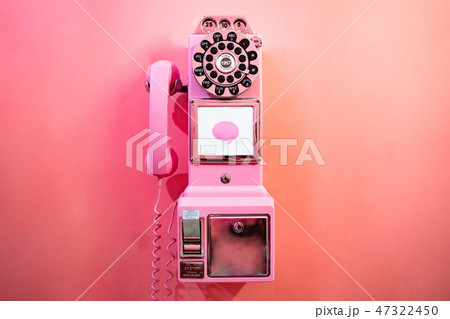 電話機 レトロ ピンク電話 公衆電話の写真素材