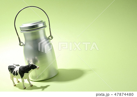 ミルク缶 牧場の写真素材 - PIXTA