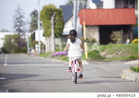 子供 自転車 乗る 後ろ姿の写真素材