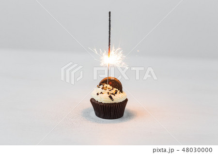 カップケーキ ケーキ キラキラ輝くもの 線香花火の写真素材