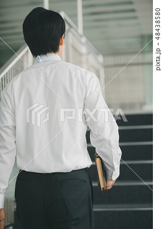ビジネスマン 男性 ワイシャツ 背中の写真素材