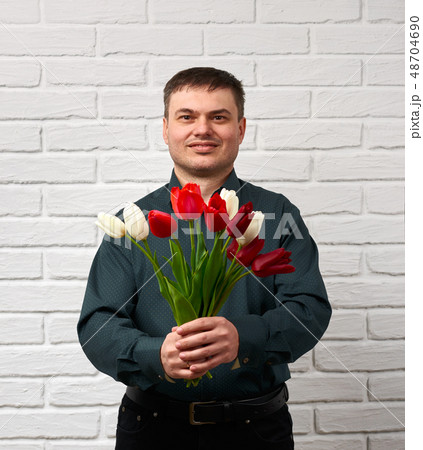 フラワー 花束 人 抱えるの写真素材