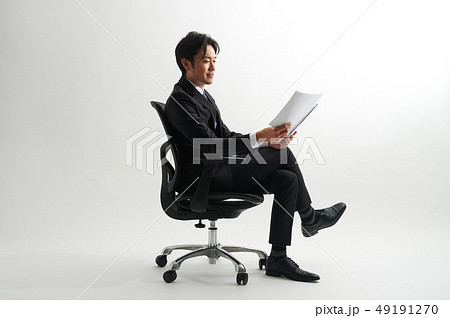 椅子 座る 男性の写真素材
