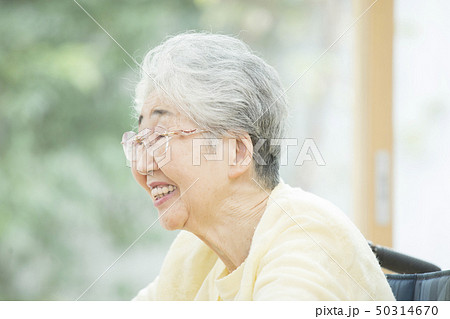 女性 シニア おばあちゃん 横顔の写真素材