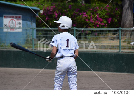 野球 バッター 後ろ姿 ユニフォームの写真素材