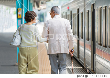 デート カップル 腕組み 後ろ姿の写真素材