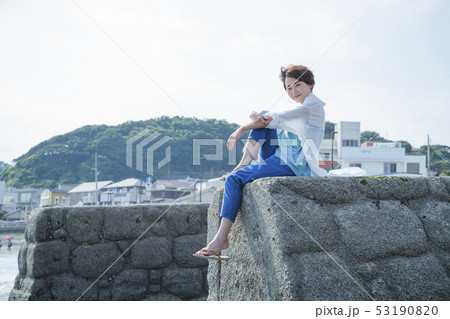 防波堤 座るの写真素材