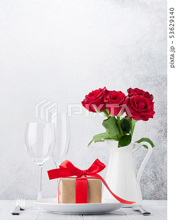 シャンパン 花束 グラス 花の写真素材